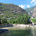 Am Strand Tegna der Maggia mit Blick auf das Kletterparadies Ponte Brolla.
