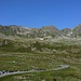 Das Traumwetter erkennt man nicht nur am blauen Himmel, sondern auch an den vielen Autos auf dem Parkplatz.

Links unten außerhalb des Bildes befinden sich die Hütte "Wägerhus" und eine Bushaltestelle. Diese sollte nicht zugeparkt werden!