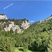 Blick zurück. Die Route folgt unmittelbar dem Wandfuss in der Bildmitte.