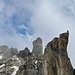 Zwei Kamele, eines mit Kletterern, und das in den Bergen
