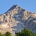 <b>Dall'alpeggio di Stabbiascio, un autentico belvedere, non posso resistere alla tentazione di fotografare le meravigliose cime del versante sinistro della Val Bedretto. Particolarmente attraente è il Chüebodenhorn (3070 m), indorato dal sole nascente.</b>
