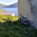 <b>Alle 8:20 parcheggio la bici nei pressi della casa dei guardiani della diga, all’ombra di un edificio, a circa 2200 m di quota. Alle 8:30, dopo un’ora e quarantacinque minuti di bici, inizia il tratto a piedi della gita. </b>