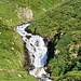 <b>Risalgo il pendio in direzione nord-ovest fino ad imboccare l’evidente sentiero, che aggira la piana della Baita Darioli (2235 m) lungo una condotta d’acqua. Entro di fatto nella Valrossa. </b>