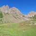 <b>Qui inizia un bellissimo pianoro sul quale il torrente della Valrossa si suddivide in numerosi rivoli. Il sentiero li costeggia sul versante orografico sinistro fino a circa 2330 m di quota, quando devo guadarli, in una zona favorevole, grazie al deposito di materiale alluvionale.</b>