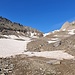 <b>Non appena riesco ad osservare la parte più alta della valle, mi stupisco per la grande estensione dei nevai ancora presenti e per l’imponente cornicione di neve che copre il Passo di Brunni (2756 m). </b>