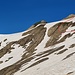<b>Nella conca glaciale, a 2500 m di quota, abbandono il sentiero per la Punta di Valrossa, anch’esso in buona parte innevato, e svolto ad ovest verso la meta stabilita. La neve è ancora dura; per giunta, non ho portato i ramponcini.</b>