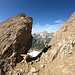 <b>Con molta circospezione e attenzione, dopo quattro ore dalla partenza da All’Acqua, raggiungo la cresta, un po’ più a nord del Passo di Brunni, occupato da un’imponente cornicione di neve. Nelle condizioni attuali, il luogo è severo, esigente, non adatto agli escursionisti privi di esperienza. </b>