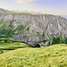 Blick zum Stall; Auf- und Abstieg erfolgen im nicht allzu steilen Grasgelände.