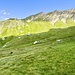 Mitten drinnen im Kar, der Anstieg verläuft vom Schatten ins Licht zum ebenen Plateau unterhalb des Gipfels. 