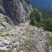 ...und dann schließlich hier runter, aber nicht zu weit, sonst landet man beim Klemmblock. Am Beginn des Wiesenbandes an geeigneter Stelle links die steilen Schrofen hoch!
