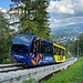 Standseilbahn Gubałówka - Wagen 2 unterhalb der Ausweiche auf Talfahrt. Hinten ist Zakopane zu erahnen. Auch die an der Strecke aufgestellte Beleuchtung ist zu erkennen. 