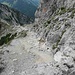 Abstieg Westgrat am Kramerspitz in Erosionsrinne mit Drahtseil entschärft <br />