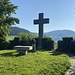 Mächtiges Kreuz und eine Gefallenengedenkstätte unterhalb der Burg Husen.<br /><br />