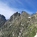 Le passo Giacoletti est visible sur la gauche, juste au dessus du névé triangulaire