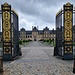 Das Haupttor mitten in der Stadt Fontainebleau.