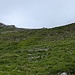 Rückblick beim Abstieg in der Südflanke. Auf 2450 m ist es für 50 Hm etwa 40° steil (aber relativ gut gestuft).