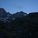 Kurz vor der Cabane du Vélan, wo sich schon Leute vor der Hütte tummeln. Darüber von rechts Petit Vélan, Dent de Proz und Aiguille du Vélan