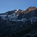 Der weitere Zustieg zum unten aperen, oben noch verfirnten Glacier du Tseudet und über diesen zur Arête de la Gouille (oben links-Mitte), daneben, nun an der Sonne, nochmals Aiguille du Vélan und Dent de Proz (oben rechts)