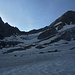 Schon knirschen die Steigeisen auf dem harten, aber griffigen Firn: Aufstieg über den Glacier du Tseudet, die Blankeisblatter links umgehend, zum Einstieg links unter dem Col de la Gouille (tiefster Punkt). Links darüber der Mont de la Gouille