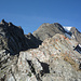 Wärmende Sonnenstrahlen und die Aussicht auf eine genussreiche, nicht allzu schwierige Hochgebirgskletterei über die langgezogene Arête de la Gouille erwarten einen auf dem Col de la Gouille: vorne links der untere leichte Gratabschnitt, dahinter der zu überkletterende Felskopf, darüber die beiden Aufschwünge zur Schulter 3494 und zum Firn des Dôme