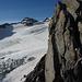 Aussicht von der unteren Arête de la Gouille nach S über den ebenfalls noch schön verfirnten Glacier de Valsorey zur Testa da Riondet und zur Pointe du Capucin (von rechts)