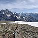 Ankunft auf der Gipfelkuppe des Mont Vélan, die seit 1864 von 3765m auf 3720m heruntergeschmolzen ist. Im NE die felsige Seite des alles überragenden Grand Combin, rechts davon am Horizont u.a. Weisshorn, Dent Blanche, Dent d'Hérens und Matterhorn