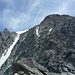 Blick von der mittleren Arête d'Annibal zurück zum W-Gipfel, darunter Reste des Couloir Virgule, und zum Couloir Annibal, wo der Abstieg ev. leichter, dafür aber umso steinschlaggefährlicher wäre (besser nur von Winter bis Frühsommer mit Ski)