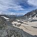 Vom Col d'Annibal führt der Rückweg auf Überresten des Glacier de Pro bzw. auf Altschneefeldern zum Col de Pro (Bildmitte), rechts davon der Dent und links der Mont de Pro, darüber u.a. Le Mourin und Le Catogne. Nach links zieht der graue Grat zur Testa Grisa