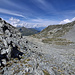 Vom Col de Pro wartet ein wanderfitziger Abstieg alla Ticinese: in Bildmitte der Torrent de Pieudet, an dem man sich orientieren kann, darüber der Bonhome de Tsalevey, und im Hintergrund nochmals Le Mourin, Le Catogne und Tête du Portail