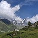 Zwischenhalt auf Tsalevey: hinter der Hütte über dem Valsorey von links Les Maison Blanches u.a. mit Col du Ritord, Pointe Challand, Aiguille du Meitin, L'Épée, Grande Aiguille (hinter den Wolken), Le Moine, Petite Aiguille und Col des Maisons Blanches sowie der Combin de Valsorey mit der noch verfirnten NW-Wand