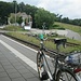 Start am Bahnhof Bad Sachsa, mit einem historischen Dreigang-Fahrrad von 1962. Fast alles am Fahrrad ist noch Original. Man beachte die Kindersitz-Halterung auf dem Oberrohr und die ausklappbaren Fußstützen (in zwei Höhen) seitlich an der Gabel, dort bin ich als Kind schon bei meinem Vater mitgefahren, vor über 60 Jahren. Heute wäre diese Art der Kinder-Mitnahme gar nicht mehr erlaubt, mit den Kinderfüßen ungeschüzt neben den Speichen des Vorderrads.