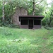 Bei dieser Schutzhütte am nördlichen Rand des Römerstein-Hügels könnte man rechts und links weitergehen, ich nehme den linken Pfad, um direkt zum Hauptfelsen zu gelangen.