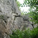 Der Hauptfelsen hat Tal-seitig steile hohe Wände.