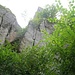 Weitere Wände des Hauptfelsens. Dieser Teil ist aus Naturschutzgründen für Sportkletterer gesperrt.