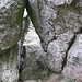 Weiter hinauf zum höchsten Turm kommt man durch diesen Felsentunnel und dann nach rechts.