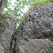 In diesem Spalt kletterte ich auf den rechten Felsen hoch (UIAA I).