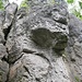 Der "Übungsfelsen" ist anders, als man bei seinem Namen denken könnte, kein Felsen für Anfänger, sondern für bereits geübte Sportkletterer. An seiner Tal-seitigen Steilwand zeugen Sicherungs-Ringe am Felsen von hier genutzten Sportkletter-Routen.