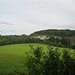 Auf dem Rückweg von den Felsen blicke ich hier nach Osten, das Weiße hinten ist ein Gipsstein-Abbruch. Die Gegend südlich und südwestlich des Harzes hat viel solches Gipsgestein, sie gehört zum Biosphärenreservat "Gipskarstlandschaft Südharz".