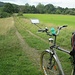 Jetzt geht es wieder mit dem Fahrrad zurück. Geradeaus links liegt der Hügel Staufenbüttel, der eine ähnlich Form und Entstehungsgeschichte hat wie der Römerstein, aber ohne äußerliche Felsen.