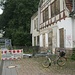 Zurück am Bahnhof Bad Sachsa. Der Bahnhof liegt weit entfernt vom gleichnamigen Ort. In den Ort fahren zwar Busse, aber nicht im Takt und nicht zu jedem Zug passend. Der Zugverkehr ist aber gut, im Stundentakt. Leider werden einige frühere Bahnhöfe nicht mehr bedient, beispielsweise der frühere Bahnhof Tettenborn (Kolonie), der viel näher am Römerstein liegen würde.