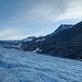 Il punto di uscita dal ghiacciaio a q. 2600mt, appena prima del punto ripido, è sulla destra della chiazza di neve al centro della foto