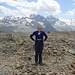 Il sottoscritto in cima al Piz Mezdì con sullo sfondo il gruppo del Bernina.