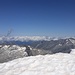 Die Nordalpen sind mittlerweile stark bewölkt, während bei uns der Himmel noch blau ist.