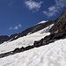 Zu Beginn des ersten großen Firnfeldes geht der Blick hinüber zum Gipfelfirnfeld der Westlichen Simonyspitze.