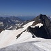 Im Westen liegen hinter der Simonyschneide das Umbalköpfl und die Dreiherrenspitze. Bei einer klareren Luft würde man bis in die Ötztaler Alpen und zum Ortler sehen.