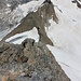 Tiefblick über den Nordostgrat der Östlichen Simonyspitze. Dieser ist ohne Absteilen ziemlich anspruchsvoll.
