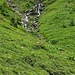 Wasserfall beim Plänggeli. Oberhalb quert der Wanderweg (in der Vergrösserung sieht man Wanderer).