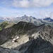 Im Nordosten der weitere Routenverlauf und der dominante Piz Platta