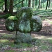 Auermanns Kreuz, Rückseite<br />Die erkennbare Bruchstelle stammt von zwei Beschädigungen bei Forstarbeiten der Neuzeit.