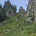 Links des großen Felsens oberhalb der Bildmitte verläuft der Abstieg durch die beschriebene Rinne. 